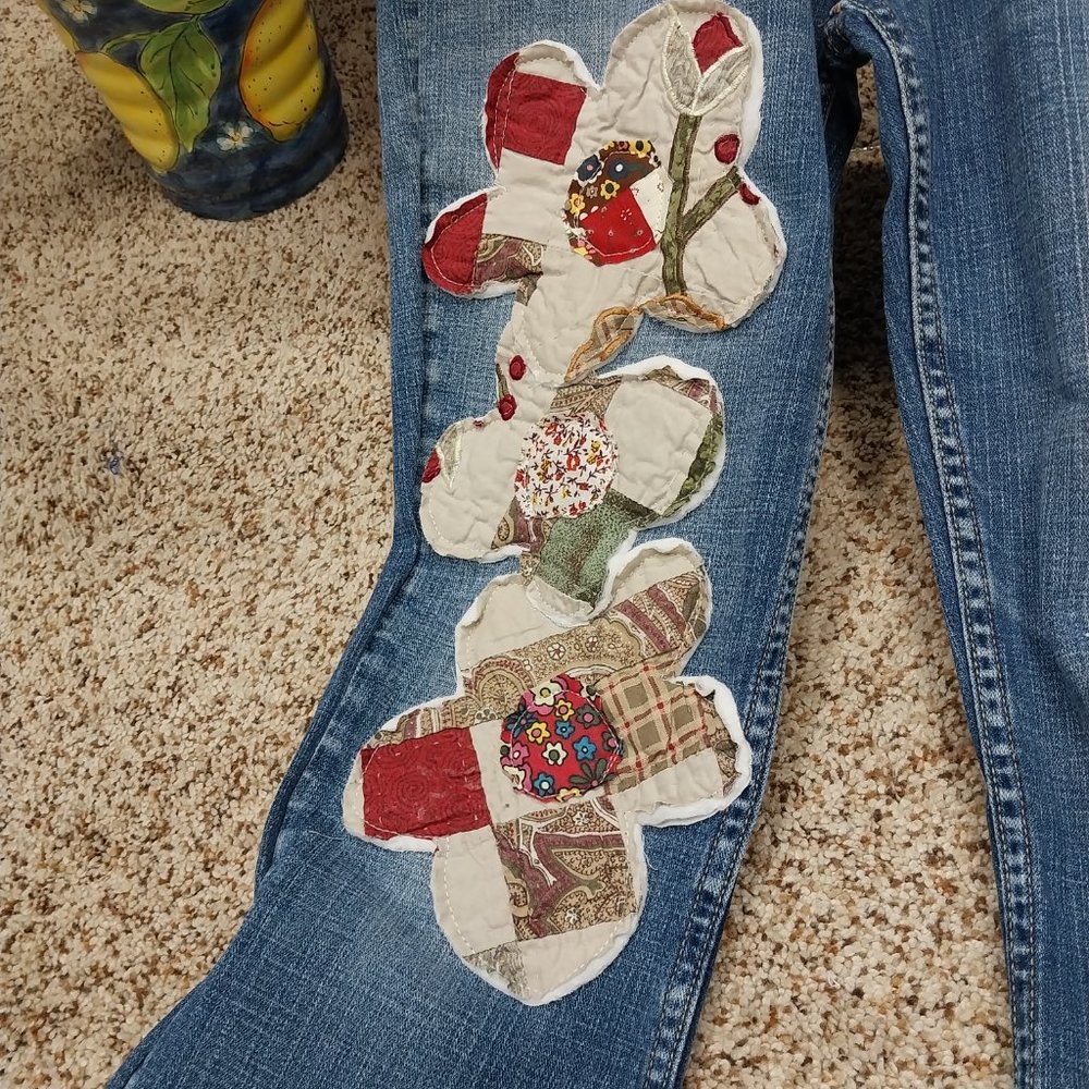 2964 Size 7j Levi's 524 Appliqued With Quilted Flowers Flare Leg Jean - Picture 3 of 6